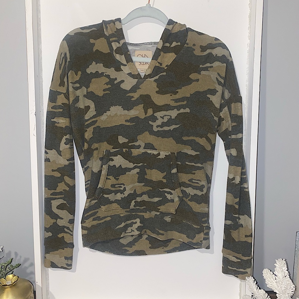 NWOT Chaser camo hoodie